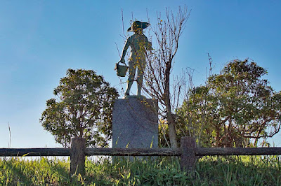 Statue of a Boy Fishing 사진 3