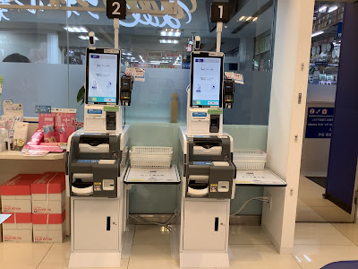 Qol Pharmacy Big Camera Shinjuku East Exit 사진 4