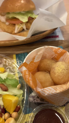 bb.q Olive Chicken Cafe Futako Tamagawa 사진 2