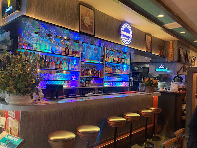 CROSSROAD MOMOs Restaurant & Bar 사진 5