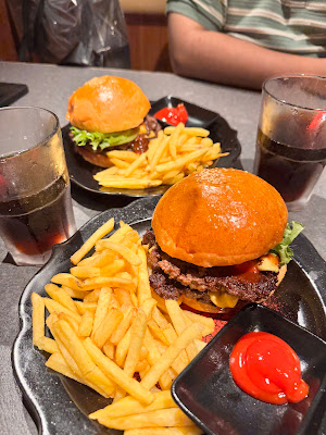A5 Wagyu Burger GYUMON Shinjuku Kabukicho Tokyo (Halal & Vegan Options) 사진 2