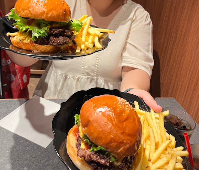 A5 Wagyu Burger GYUMON Shinjuku Kabukicho Tokyo (Halal & Vegan Options) 사진 3