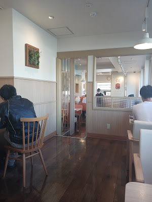 모스버거 센조쿠이케점 사진 4