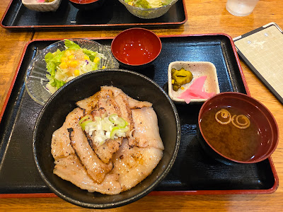 肉汁餃子とメガ豚丼 ぶたや一歩一歩 사진 2