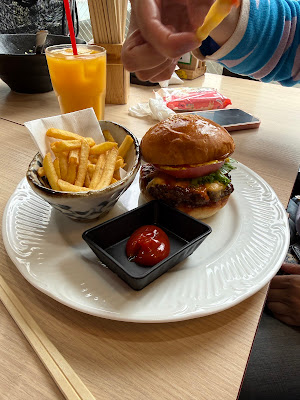 A5 Wagyu Burger Restaurant GYUMON Shibuya Scramble Tokyo(Halal & Vegan Options) 사진 3