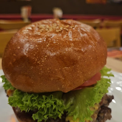 A5 Wagyu Burger GYUMON Asakusa Kaminarimon Tokyo (Halal & Vegan Options) 사진 2
