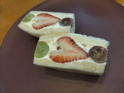 昼ハコーヒー ヨルハ酒 ウメダカフェ 사진 2