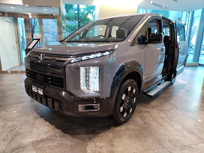 Mitsubishi Motors headquarters showroom 사진 3