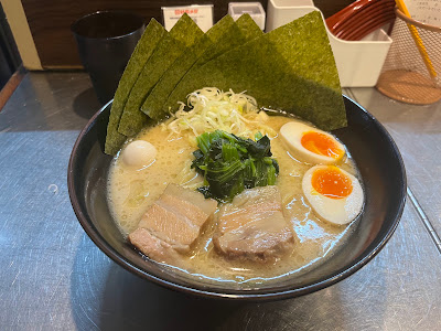横浜家系ラーメン赤家 西早稲田店 사진 3