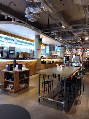 TSUTAYA 田町駅前店 カフェ 사진 3