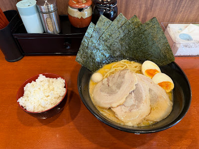 横浜家系ラーメン赤家 草加店 사진 4
