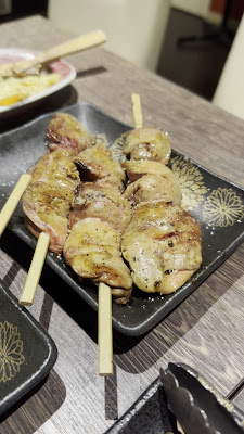 朝挽き鶏 炭火串焼き 牡丹 사진 2