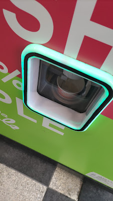 Feed ME Apple まるごと搾りアップルジュース自動販売機 사진 3