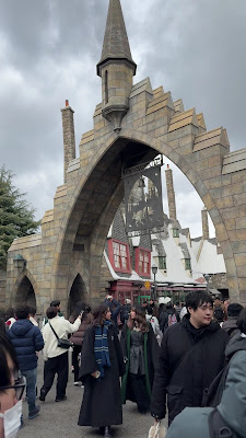 Arch gate in the village of Hogsmeade 사진 2