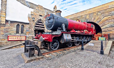Arch gate in the village of Hogsmeade 사진 4