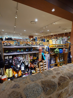 mont-bell LUCUA Osaka Store 사진 2