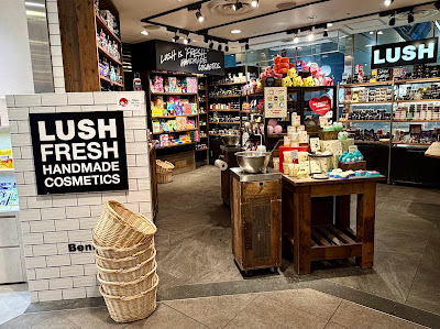 LUSH Whity Umeda Store 사진 4