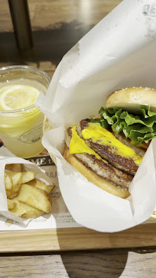 フレッシュネスバーガーKITTE大阪店 사진 2