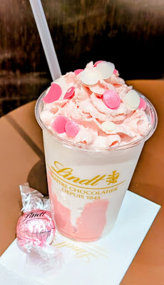 Lindt Boutique & Cafe Lucua Osaka Shop 사진 3