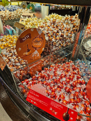 Lindt Boutique & Cafe Lucua Osaka Shop 사진 4