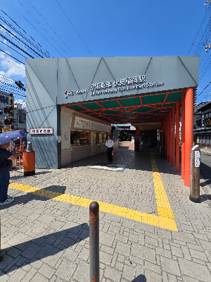 白狐の像（伏見稲荷駅） 사진 2