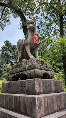 白狐の像（伏見稲荷駅） 사진 3