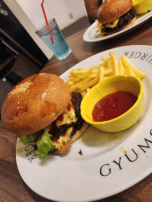 A5 Wagyu Burger GYUMON Kyoto Kawaramachi Japan (Halal & Vegan Options) 사진 3