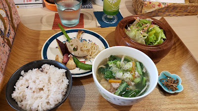 塔の下 野菜と北欧アンティークの器 사진 3