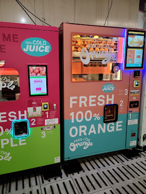 Feed ME Apple まるごと搾りアップルジュース自動販売機 사진 2