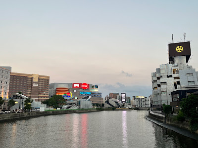 春吉橋上広場