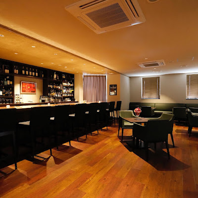 SALON & BAR R