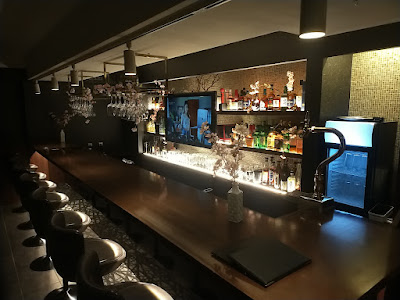 BALLY'S BAR